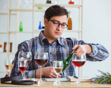 Profesyonel şarap garsonu kırmızı şarap tadıyor.