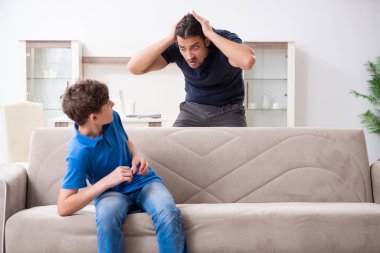 Genç bir çocuk ve ailesiyle sigara içme kavramı