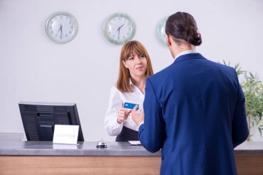 Otel resepsiyonundaki genç işadamı