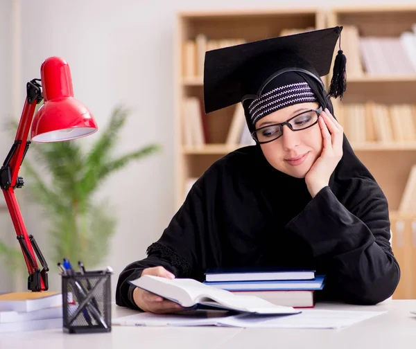 Muselman flicka i hijab studera förbereda för tentor — Stockfoto