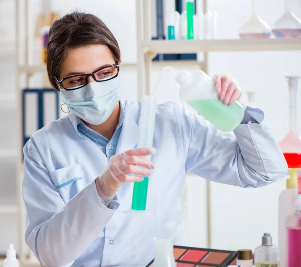 Laboratório químico verificando produtos de beleza e maquiagem — Fotografia de Stock