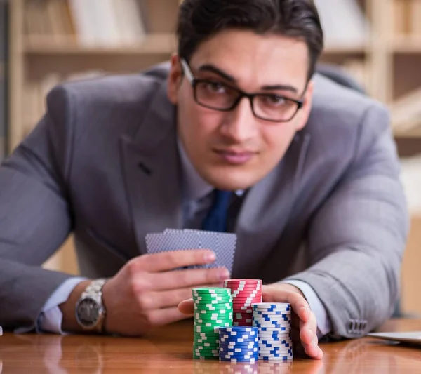 Empresário jogando cartas no trabalho — Fotografia de Stock