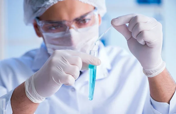 Pesquisadora cientista conduzindo uma experiência em um labora — Fotografia de Stock