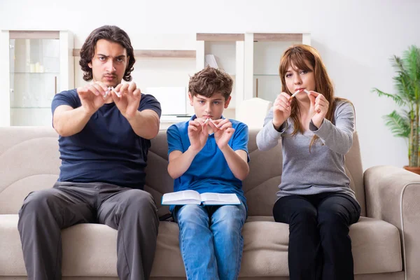 Konzept des minderjährigen Rauchens mit kleinen Jungen und Familie — Stockfoto