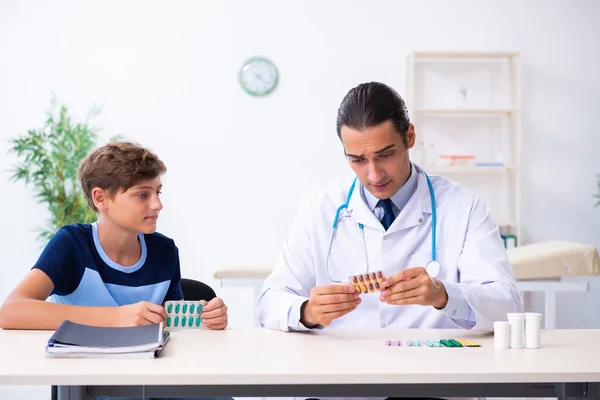 Junger Arzt untersucht Jungen in der Klinik — Stockfoto