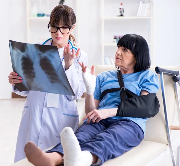 Dokter onderzoeken van oude volwassen vrouw na incident — Stockfoto