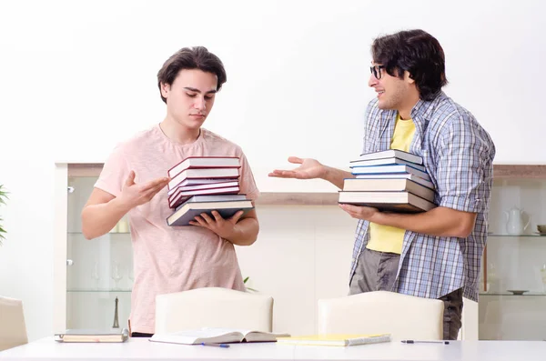 Dos estudiantes varones preparándose para los exámenes en casa — Foto de Stock