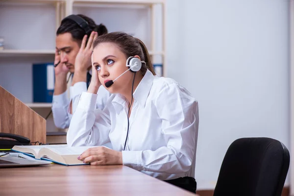 Operatori di call center che lavorano in ufficio — Foto Stock