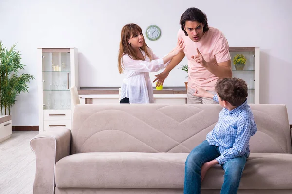 Conflits familiaux avec le mari, la femme et l'enfant — Photo