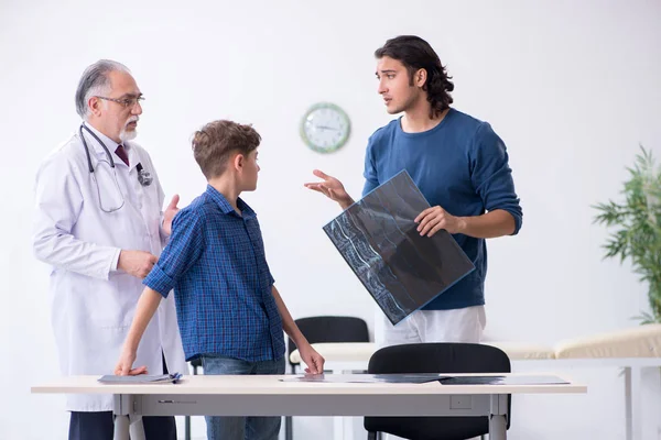 Jonge jongen bezoekt dokter in ziekenhuis — Stockfoto