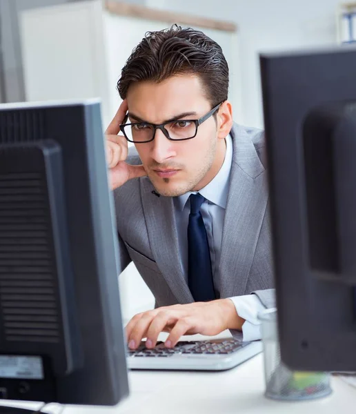 Zakenman zit voor veel schermen — Stockfoto