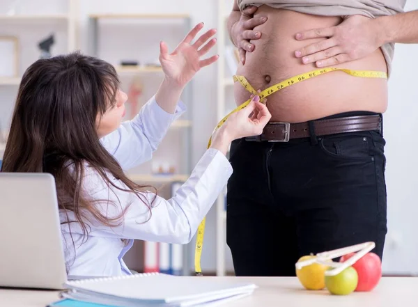 Doctor dietician giving advices to fat overweight patient — Stock Photo, Image