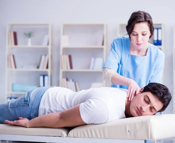 Kobieta lekarz kręgarz masaż męski pacjenta — Zdjęcie stockowe