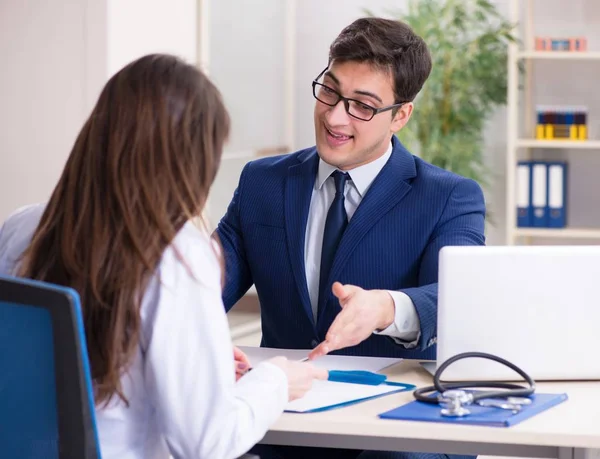 Sağlık sigortası sözleşmesi imzalayan adam