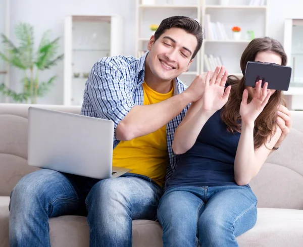 Joven familia jugando juegos con gafas de realidad virtual — Foto de Stock