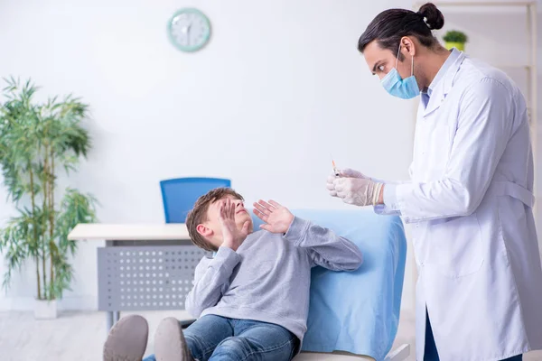 Niño visitando al médico en el hospital —  Fotos de Stock