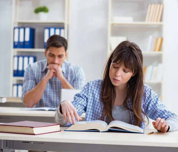 Studenter som sitter och studerar i klassrummet college — Stockfoto