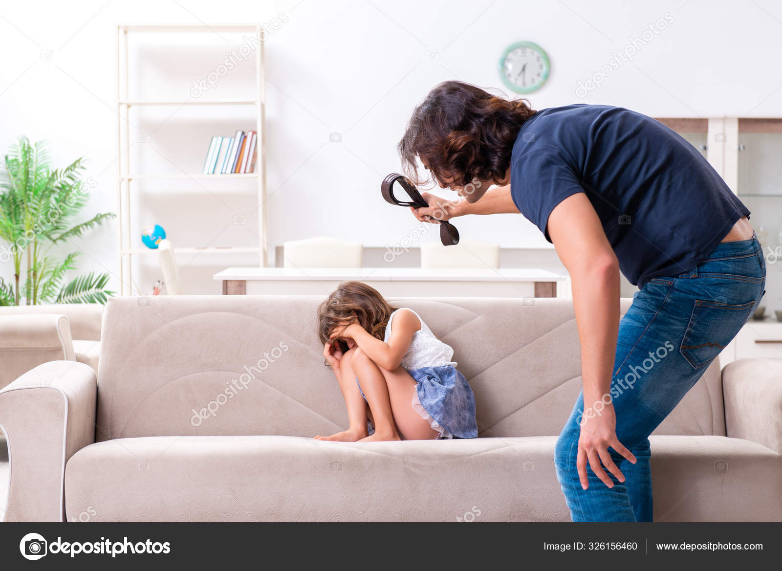 загнул дочь. инцест с несовершеннолетними. мама ушла в магазин дочка с отчимом. соблазнила отчима на кухне.