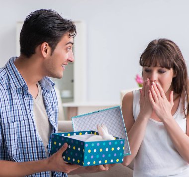 Genç bir kadın doğum günü hediyesi olarak evcil tavşan alıyor.