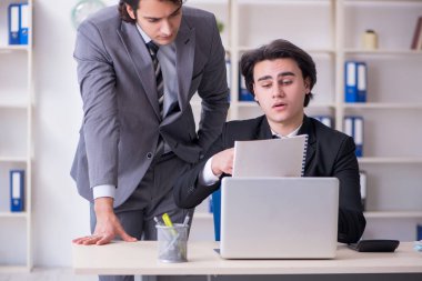 Ofiste çalışan iki genç çalışan.