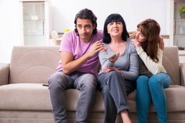 Aile sorunları konseptinde genç aile ve kayınvalide