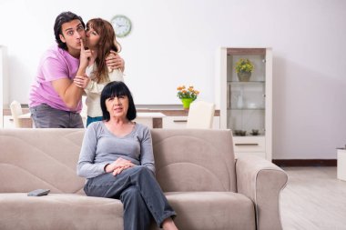 Aile sorunları konseptinde genç aile ve kayınvalide