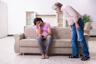 Genç öğrenci ve babası.