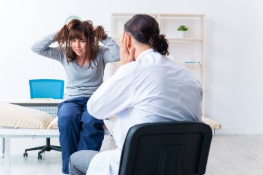 Doktor muayenesinde akıl hastası bir kadın.