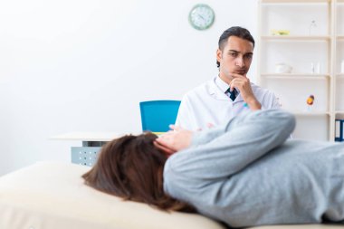 Doktor muayenesinde akıl hastası bir kadın.