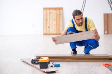 İçeride çalışan genç bir erkek müteahhit.