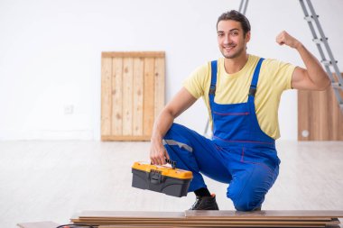 İçeride çalışan genç bir erkek müteahhit.