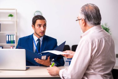 Finansal danışman yaşlı adama emeklilik tavsiyesi veriyor.