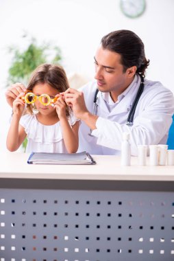 Küçük bir kızla genç bir doktor çocuk doktoru.