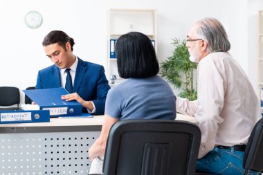 Finansal danışman yaşlı çifte emeklilik tavsiyesi veriyor