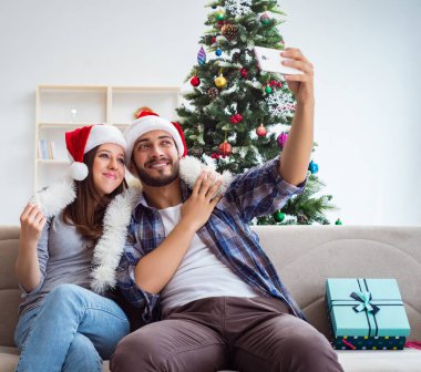 Genç çift Noel 'de selfie çekiyor.