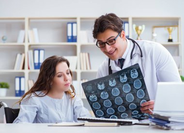 Doktor hastanın röntgen sonuçlarına açıklama yapıyor.