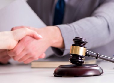Avukat müvekkil ile hukuk davasını tartışıyor
