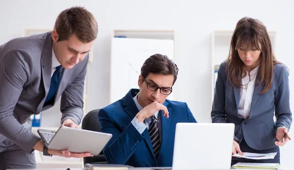 Reunión de negocios con los empleados en la oficina —  Fotos de Stock