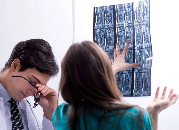 De tre läkarna diskuterar röntgenbilder — Stockfoto