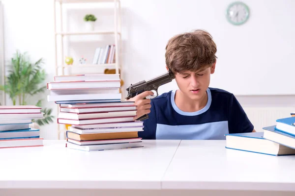 Jovem estudante estressado devido a estudos excessivos — Fotografia de Stock