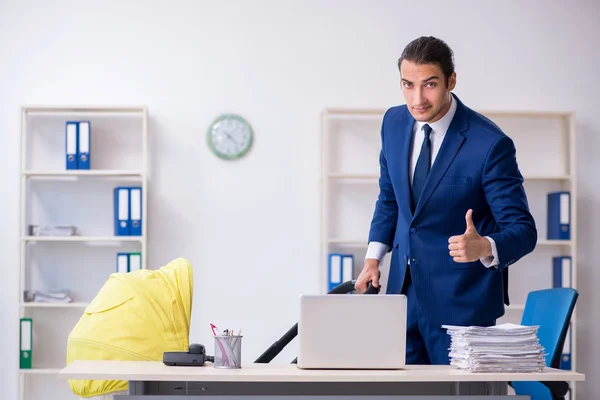 Joven padre cuidando recién nacidos en la oficina — Foto de Stock