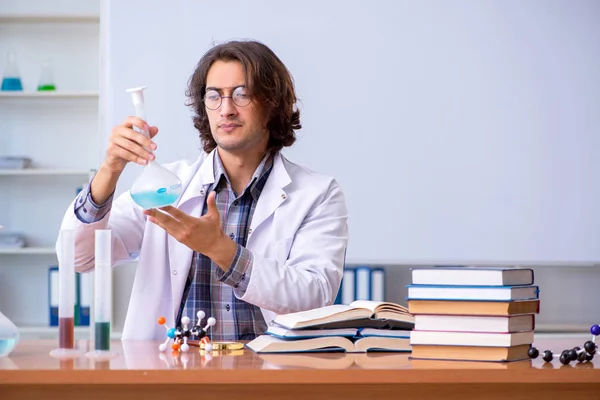 Καθηγητής Χημείας κατά τη διάρκεια διάλεξης στο κολέγιο — Φωτογραφία Αρχείου