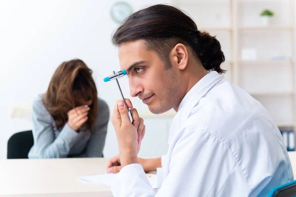 Psychisch kranke Patientin bei Arztbesuch — Stockfoto