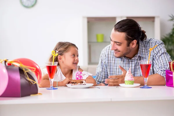 Pai celebrando aniversário com sua filha — Fotografia de Stock