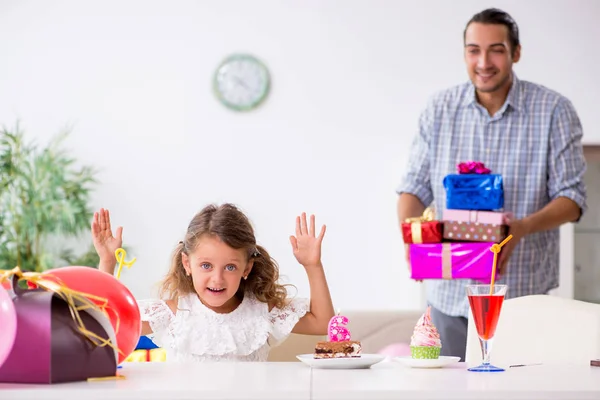 Papà festeggia il compleanno con sua figlia — Foto Stock