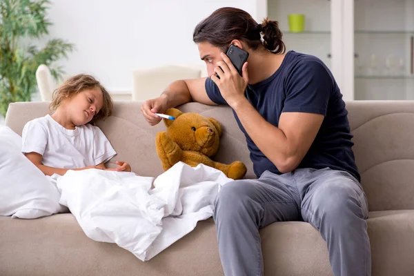 Pai cuidando de sua filha doente — Fotografia de Stock