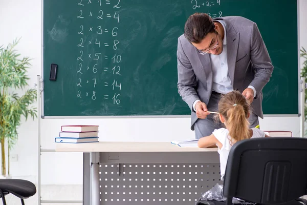 Leraar met jong meisje in de klas — Stockfoto