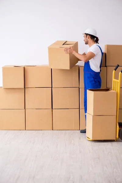 Joven macho profesional mover haciendo casa reubicación —  Fotos de Stock