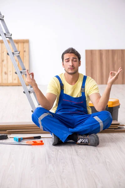 Jovem empreiteiro do sexo masculino trabalhando dentro de casa — Fotografia de Stock