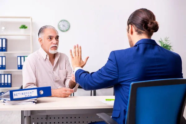 Financieel adviseur geeft pensioenadvies aan oude man — Stockfoto